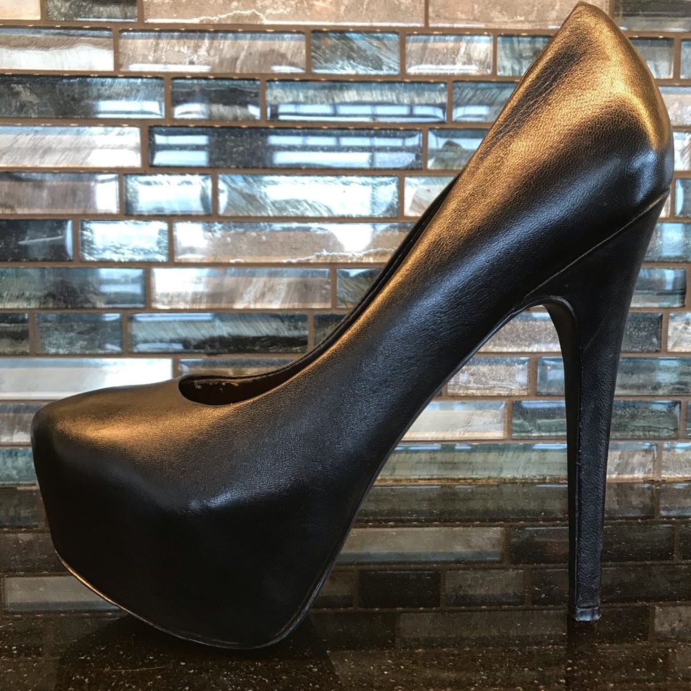 Steve Madden Black Platform Pumps